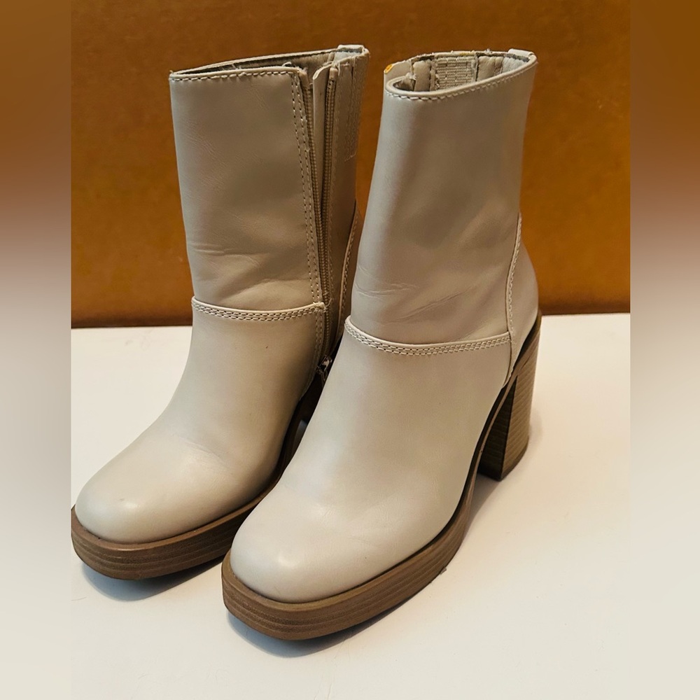 Universal Thread Cream Heeled Boots with Chunky Heel
